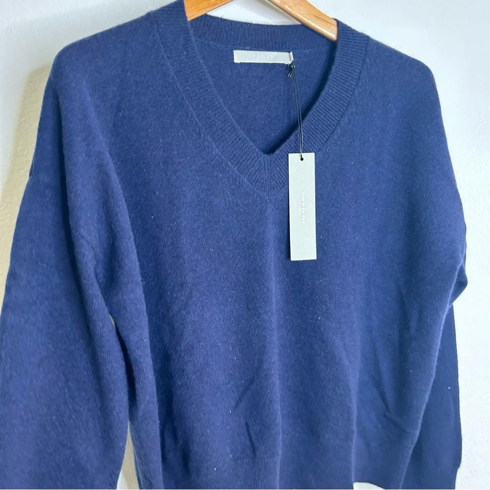 NWT NEW 100% Cashmere Navy Blue V - Neck Pullover Knit Sweater OGD Size Small